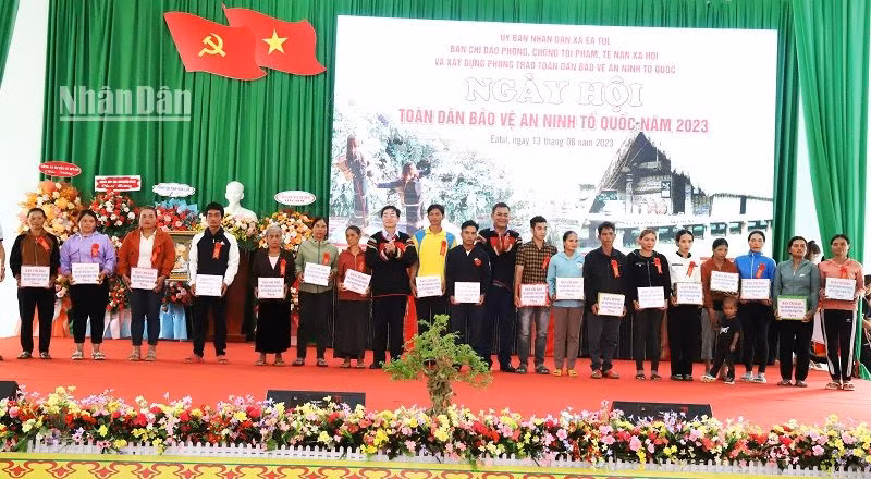 Bí thư Tỉnh ủy Đắk Lắk Nguyễn Đình Trung tặng quà cho các gia đình trên địa bàn xã Ea Tul.