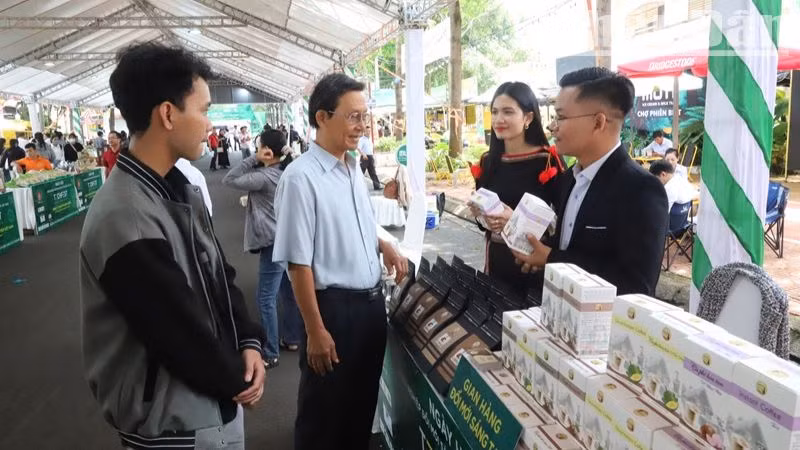 Người dân tìm hiểu các sản phẩm khởi nghiệp tiêu biểu tại Ngày hội khởi nghiệp đổi mới sáng tạo năm 2024.