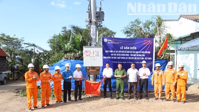 Lãnh đạo Công ty Điện lực Đắk Lắk và Ủy ban nhân dân huyện Krông Bông kéo băng gắn biển công trình “Cải tạo lưới điện để bảo đảm vận hành an toàn lưới điện khu vực huyện Krông Bông, tỉnh Đắk Lắk năm 2024” chào mừng kỷ niệm 120 ngày thành lập tỉnh Đắk Lắk.