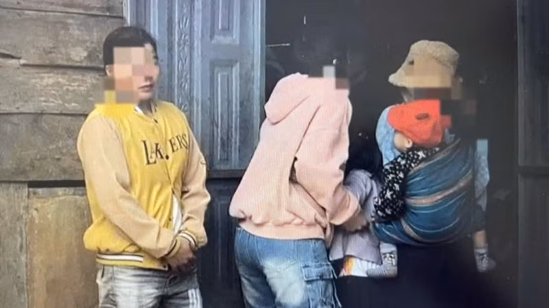 Người dân địa phương đến chia buồn cùng gia đình hai cháu bé. Ảnh: CTV.