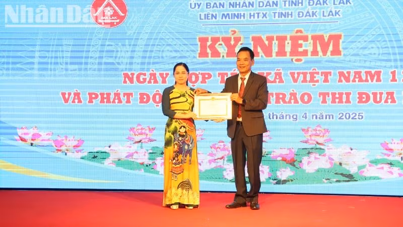 Trao tặng Bằng khen của Chủ tịch Ủy ban nhân dân tỉnh Đắk Lắk cho một tập thể có thành tích xuất sắc trong thực hiện nhiệm vụ, công tác từ năm 2023-2024.