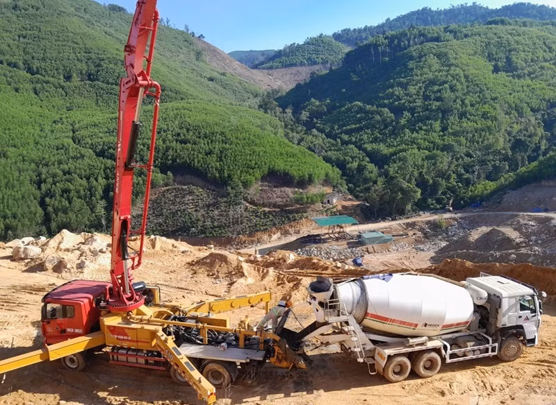 Mặc dù thi công trong điều kiện địa hình đồi núi hết sức khó khăn, nhưng Liên danh nhà thầu do Tập đoàn Đèo Cả đứng đầu quyết tâm đẩy nhanh tiến độ thi công, bảo đảm tiến độ dự án đã đề ra