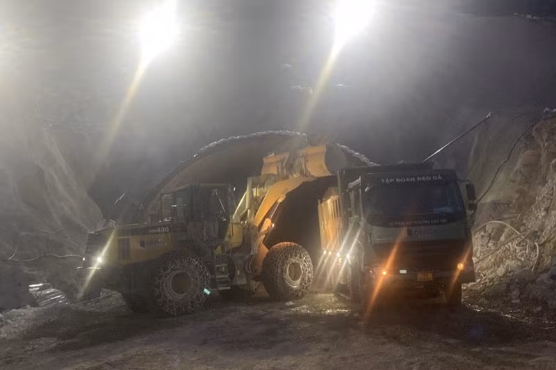 Xe chở đất đá đào hầm ra ngoài.