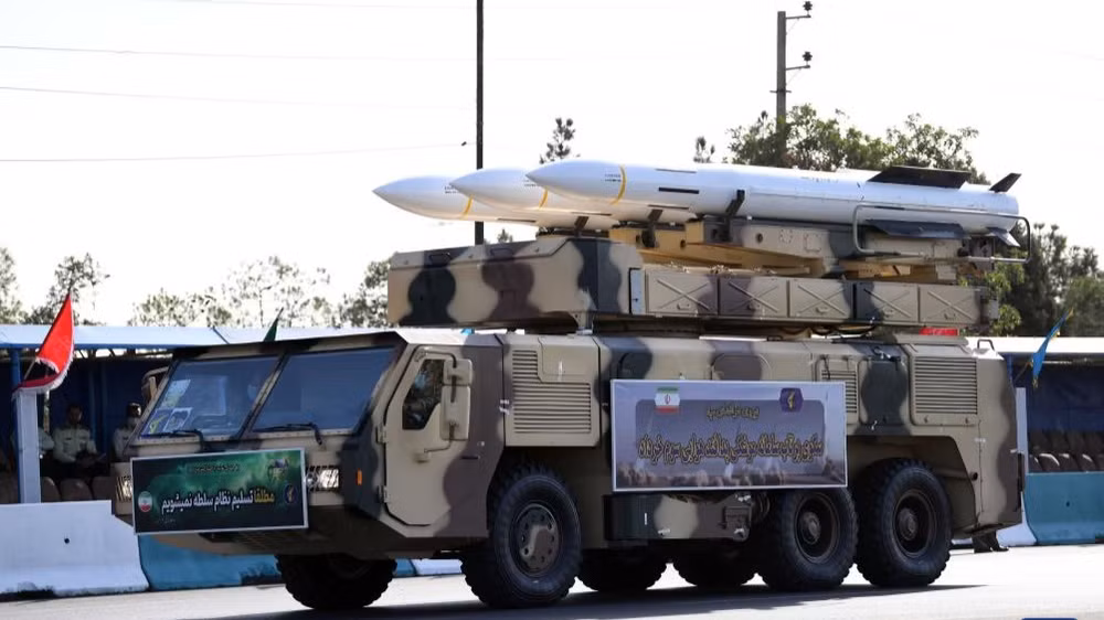 Một thiết bị tên lửa đạn đạo tầm xa do Iran tự sản xuất được "trình làng" trong cuộc diễu binh ở thủ đô Tehran của Iran vào năm 2024. (Ảnh: Tân Hoa xã)