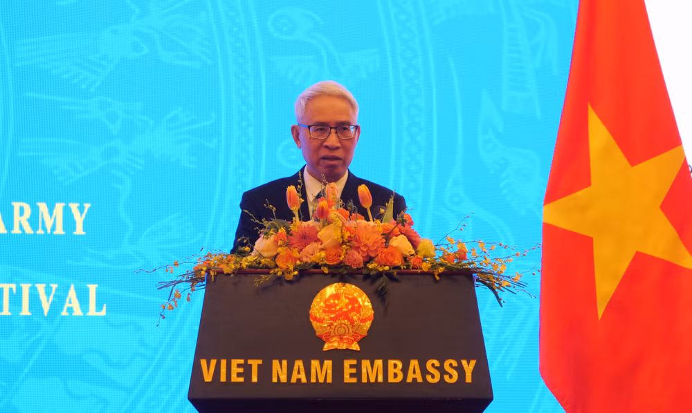 Đại sứ Phạm Sao Mai phát biểu ý kiến tại buổi lễ.