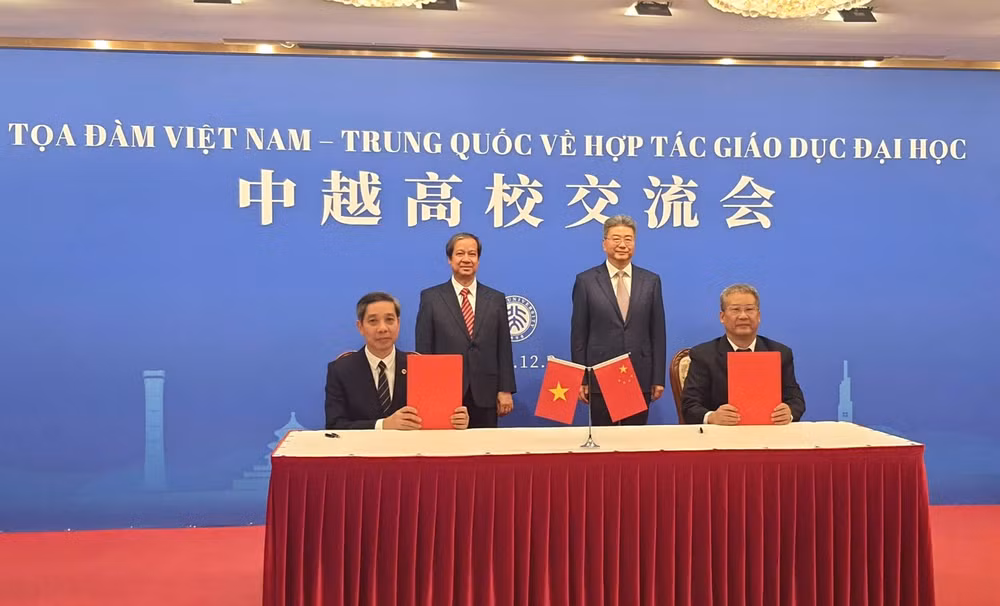 Chủ tịch Hội đồng Trường đại học Giao thông vận tải Nguyễn Thanh Chương ký kết hợp tác với Phó Hiệu trưởng Đại học Giao thông Bắc Kinh Cao Lượng.