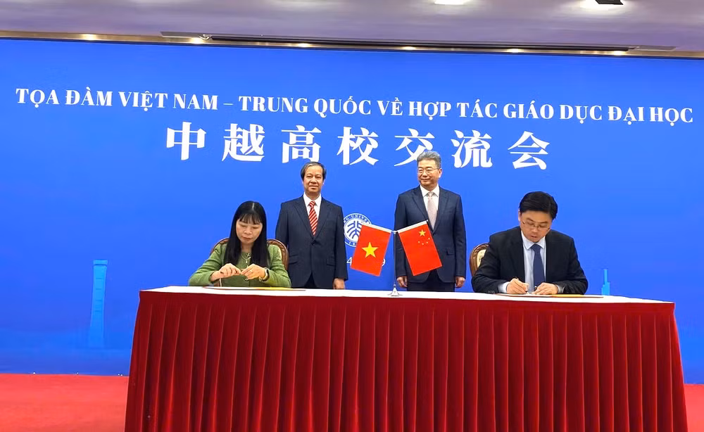 Dưới sự chứng kiến của lãnh đạo hai Bộ Giáo dục, Phó Hiệu trưởng Trường đại học Khoa học Xã hội và Nhân văn (Đại học Quốc gia Hà Nội) Đặng Thị Thu Hương ký kết hợp tác với Phó Giám đốc Đại học Bắc Kinh Phương Phương.