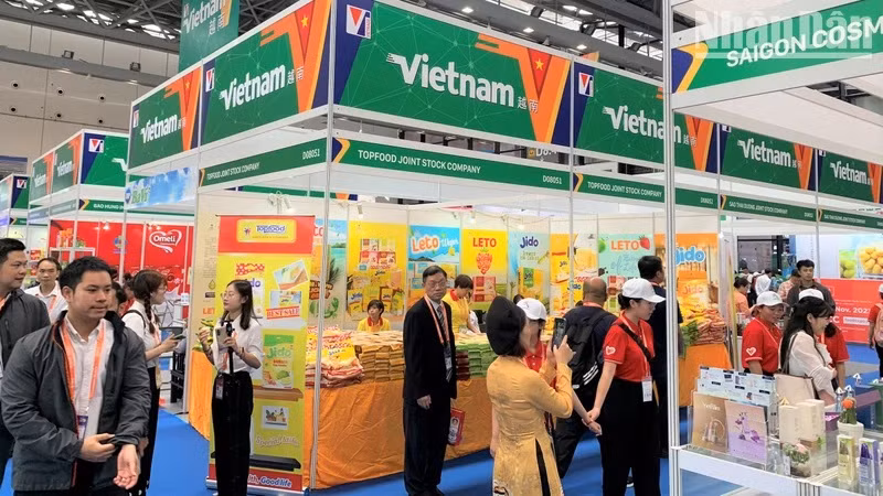 Ảnh minh họa: Gian hàng Việt Nam tại Hội chợ Trung Quốc-ASEAN năm 2023 thu hút rất đông khách tham quan. (Ảnh: HỮU HƯNG)