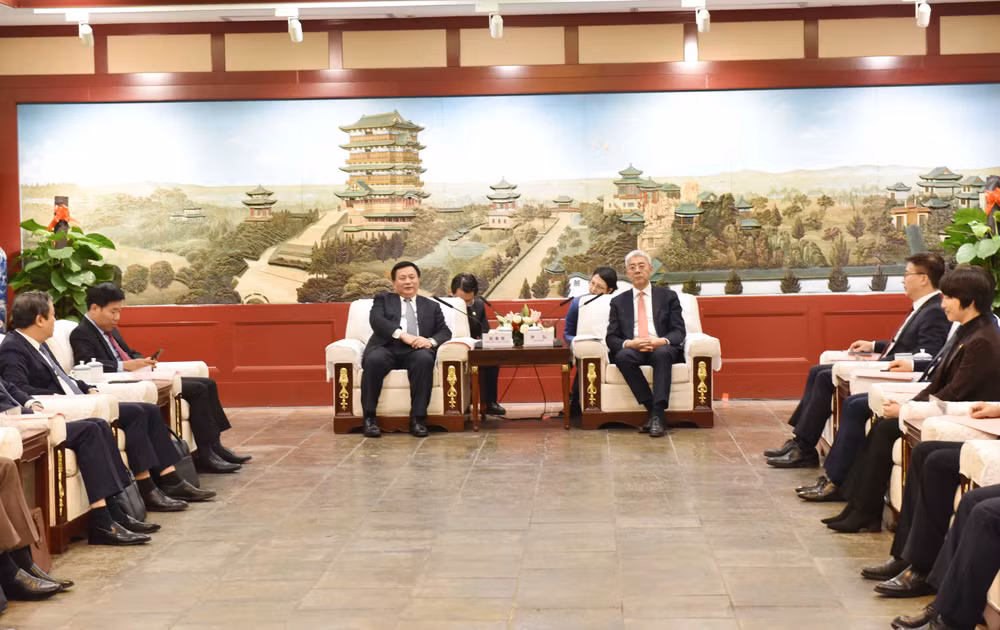 Đồng chí Nguyễn Xuân Thắng tiếp Bí thư Tỉnh ủy Giang Tây Doãn Hoằng.