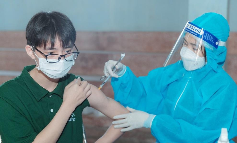 Thành phố Vinh tiến hành tiêm phòng mũi 3 cho người từ 12 tuổi trở lên.
