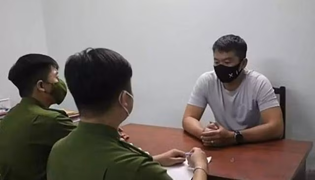 Đối tượng hành hung bác sĩ làm việc tại cơ quan công an. (Ảnh: suckhoedoisong.vn)