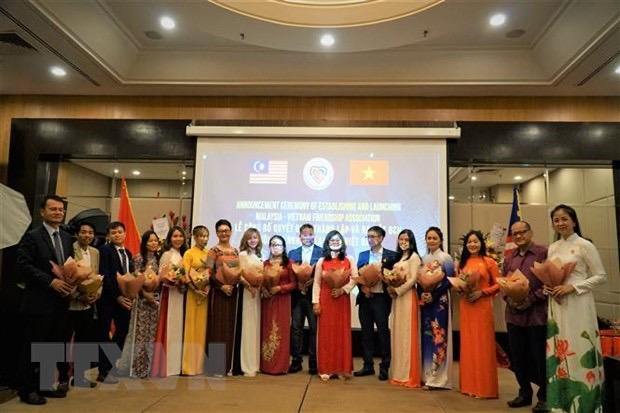 Đại sứ Trần Việt Thái chụp ảnh chung cùng các thành viên của Hội hữu nghị Malaysia-Việt Nam. (Ảnh: Lê Hằng Linh/TTXVN)