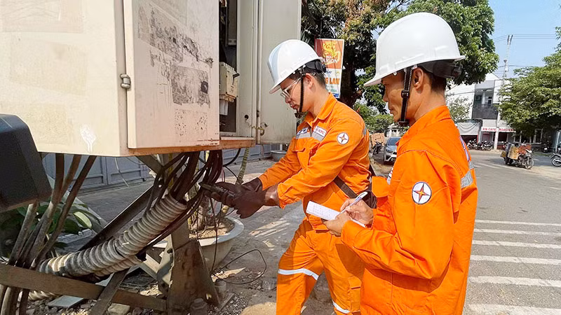 Công nhân Công ty điện lực Kon Tum kiểm tra cấu hình các thiết bị trên trạm điện, bảo đảm cấp điện an toàn trong mùa nắng nóng. (Ảnh: BẢO CHÂU)