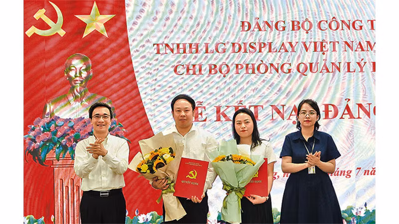 Trao quyết định và chúc mừng đảng viên mới kết nạp tại Đảng bộ Công ty LG Display Việt Nam.