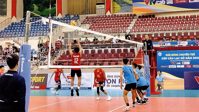 Trận khai mạc giữa Câu lạc bộ Bóng chuyền trẻ Ninh Bình với Câu lạc bộ Bóng chuyền trẻ Hà Tĩnh.