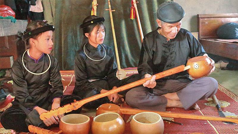 Nghệ nhân dân gian Lương Thiêm Phú bên những cây đàn tính.
