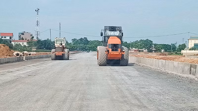 Đường vành đai 5 vùng Thủ đô Hà Nội chạy ngang phía nam tỉnh, có tính kết nối cao, tạo thuận lợi để Thái Nguyên thu hút đầu tư phát triển công nghiệp.