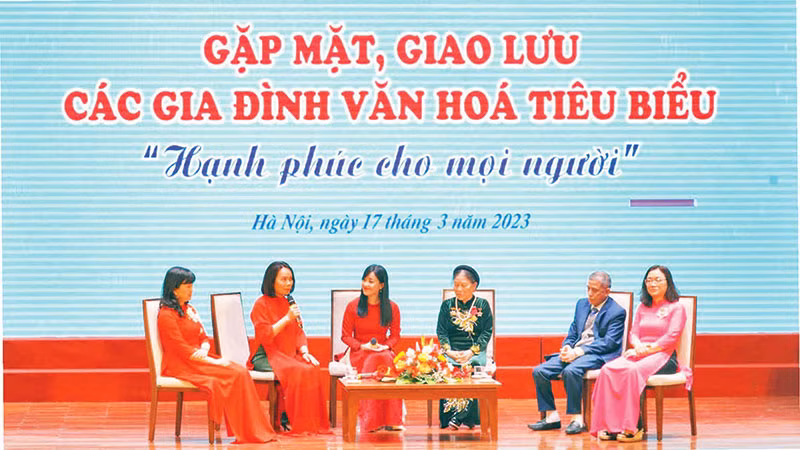 Thành phố Hà Nội tôn vinh các Gia đình văn hóa tiêu biểu để lan tỏa những giá trị văn hóa gia đình trong cộng đồng.