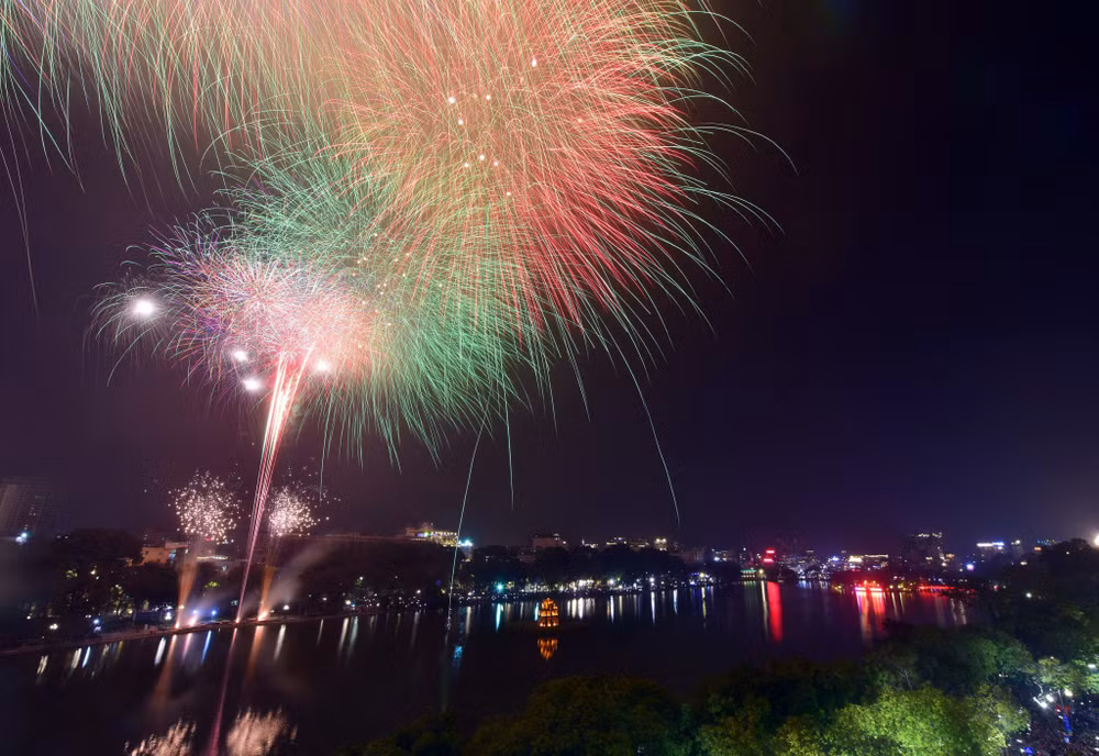 Pháo hoa rực rỡ chào Xuân Quý Mão tại khu vực hồ Hoàn Kiếm, Hà Nội. (Ảnh: THÀNH NGUYỄN)