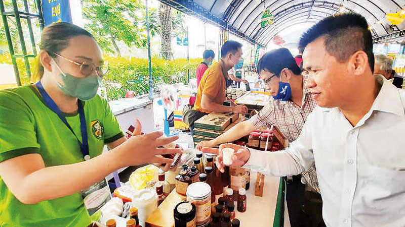 Nhiều sản vật địa phương, sản phẩm OCOP được bày bán tại Gigamall thu hút đông khách đến mua sắm.