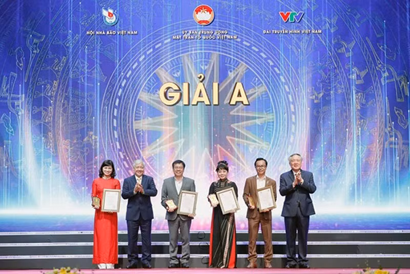Trao giải tặng các tác giả đoạt giải A Giải báo chí toàn quốc “Báo chí với công tác đấu tranh phòng, chống tham nhũng, tiêu cực” lần thứ 3, năm 2020-2021. (Ảnh: TTXVN)