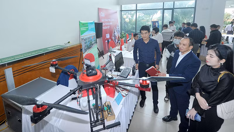 Giới thiệu, quảng bá sản phẩm công nghệ tại Viện Nghiên cứu và ứng dụng công nghệ cao Hòa Lạc. (Ảnh: NGUYỄN ĐĂNG)