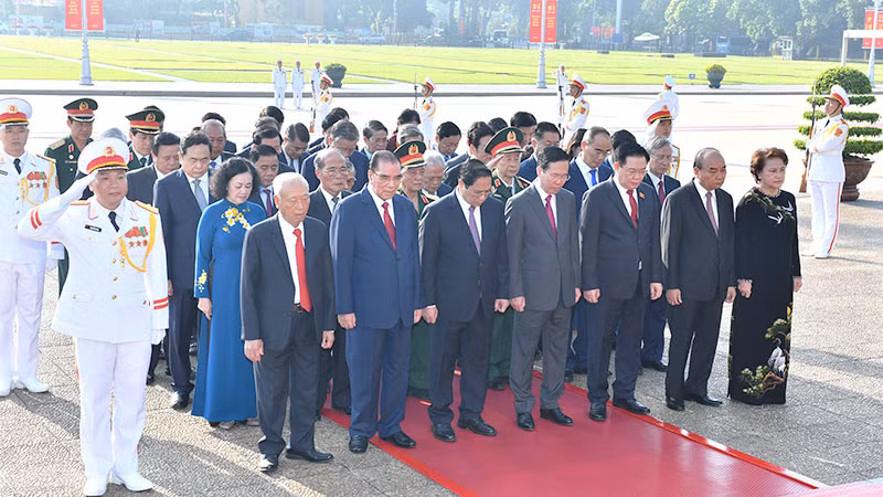 Các đồng chí lãnh đạo, nguyên lãnh đạo Đảng, Nhà nước vào Lăng viếng Chủ tịch Hồ Chí Minh. (Ảnh: ĐĂNG KHOA)