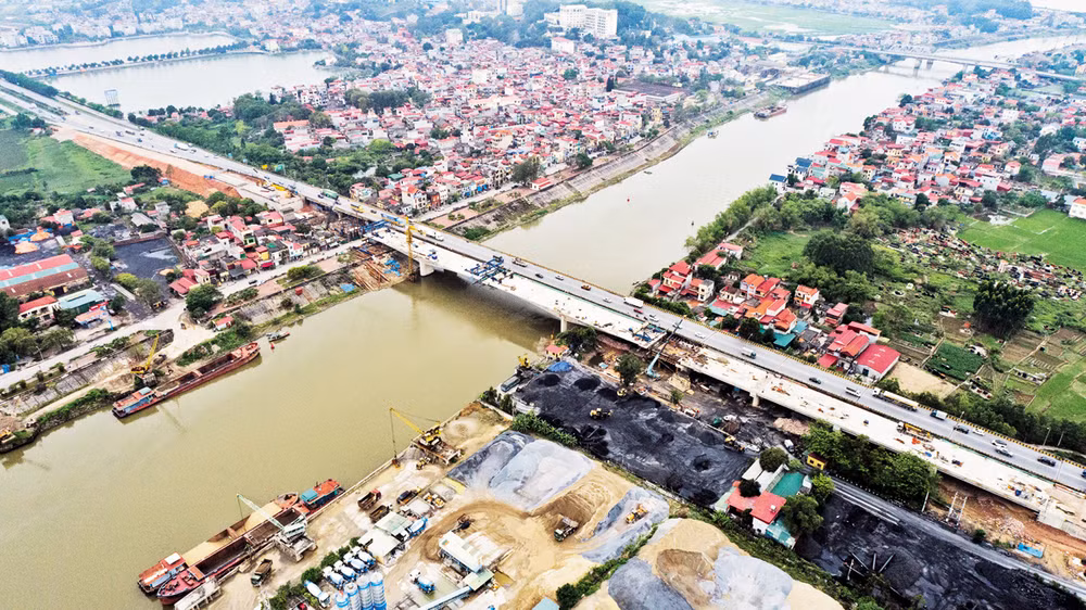 Tỉnh Bắc Giang đầu tư xây dựng mở rộng cầu Như Nguyệt kết nối với tỉnh Bắc Ninh, tạo điều kiện giao thông thuận lợi, thu hút đầu tư. (Ảnh ĐẶNG Giang)