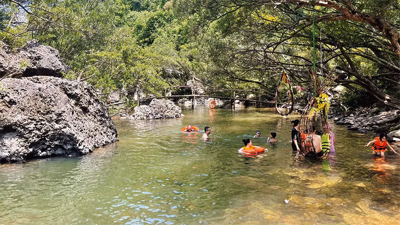 Du khách hòa mình vào tự nhiên với dòng suối mát mẻ, trong lành.