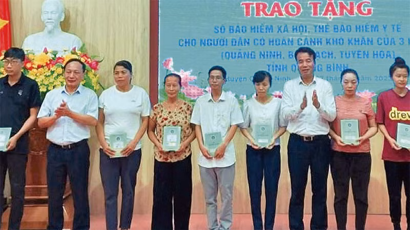 Trao tặng sổ bảo hiểm xã hội, thẻ bảo hiểm y tế cho người có hoàn cảnh khó khăn.