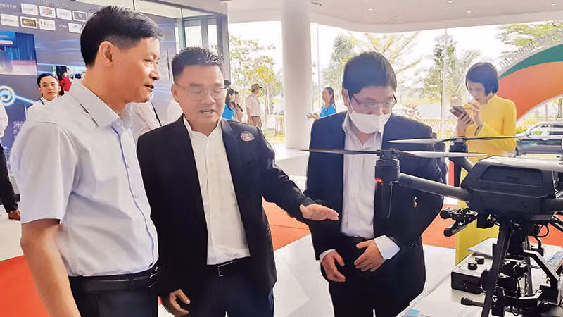 Trưng bày các sản phẩm khoa học-công nghệ tại Khu Công nghệ cao Thành phố Hồ Chí Minh.