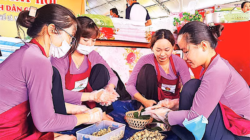 Chỉ tự học trên mạng, cô giáo mầm non Phan Thị Diễm Tú (thứ 3 từ trái qua) đã thuần thục hơn chục loại bánh dân gian.