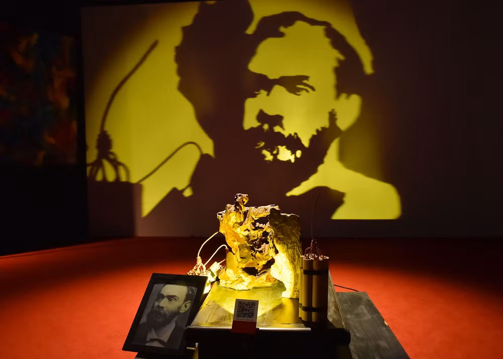 Tác phẩm điêu khắc ánh sáng thể hiện chân dung nhà hóa học Alfred Nobel. (Ảnh: MỸ HÀ) Tác phẩm điêu khắc ánh sáng thể hiện chân dung nhà hóa học Alfred Nobel. (Ảnh: MỸ HÀ)