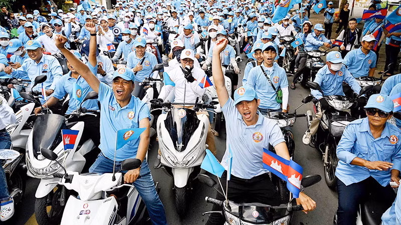 Những người ủng hộ đảng Nhân Dân Campuchia trong chiến dịch tranh cử.