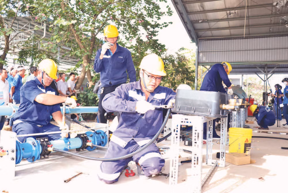 Công nhân ngành cấp nước thành phố tham gia Hội thi Bàn tay vàng.