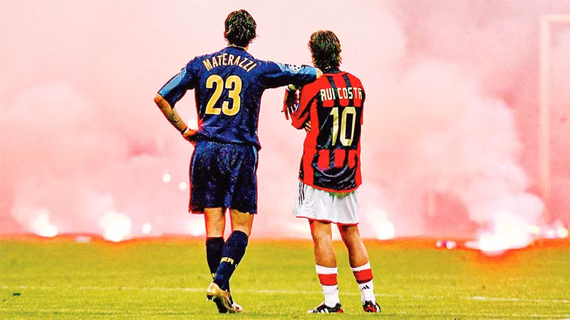 Materazzi và Rui Costa bất lực nhìn vào biển lửa đỏ rực. Ảnh trong bài: GETTY