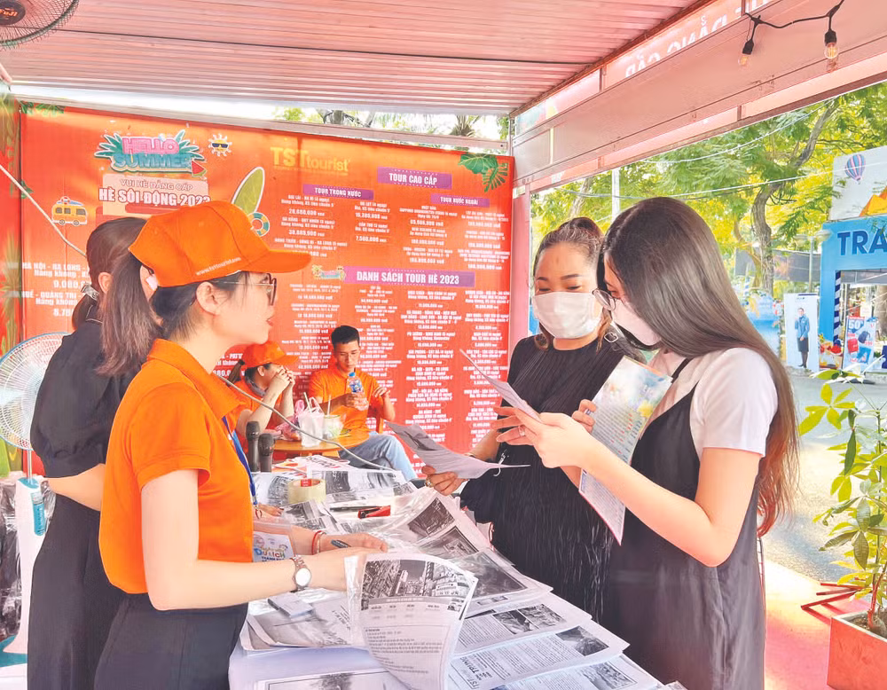 Khách tham quan tìm hiểu các sản phẩm du lịch trong dịp nghỉ lễ 30/4, 1/5 và hè 2023 tại Ngày hội Du lịch Thành phố Hồ Chí Minh vừa qua.