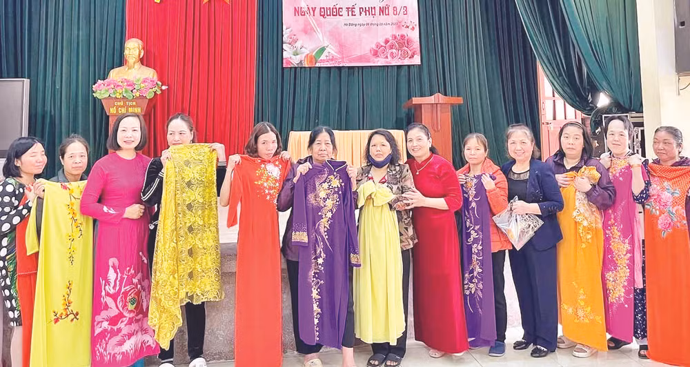Chị em phụ nữ Hà Đông tặng áo dài cho các đối tượng yếu thế trên địa bàn.