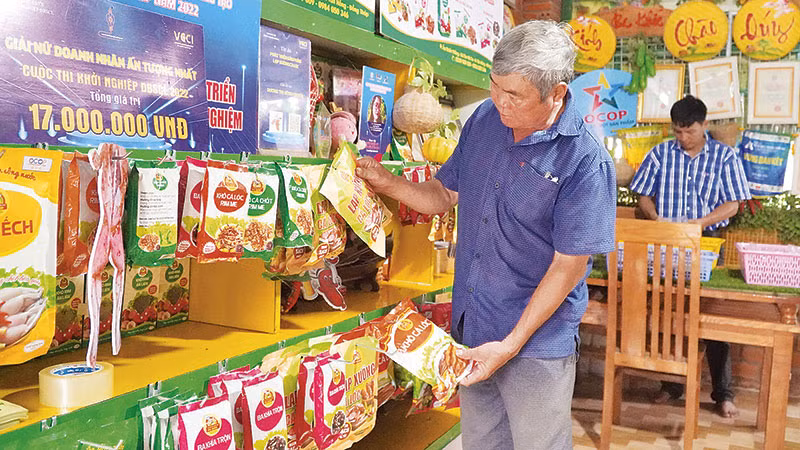 Cơ sở sản xuất khô Ba Khía ở xã Tân Hộ Cơ, huyện Tân Hồng (Đồng Tháp) giúp nhiều người có việc làm, thu nhập. (Ảnh: HỮU NGHĨA)