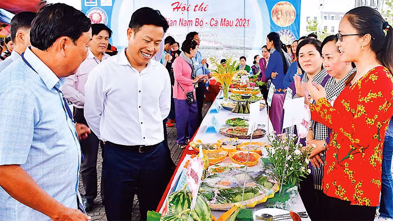 Ban tổ chức tham quan các hàng bánh dự thi Ngày hội bánh dân gian lần thứ nhất năm 2021 tại Cà Mau.