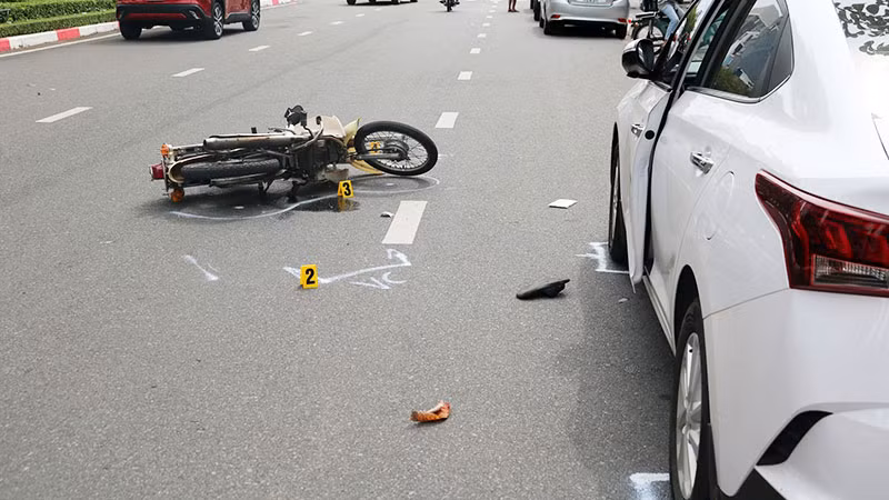 Hiện trường một vụ tai nạn giao thông xảy ra do người lái bất cẩn khi mở cửa xe ô-tô tại tỉnh Bà Rịa-Vũng Tàu. (Ảnh: THÀNH AN)