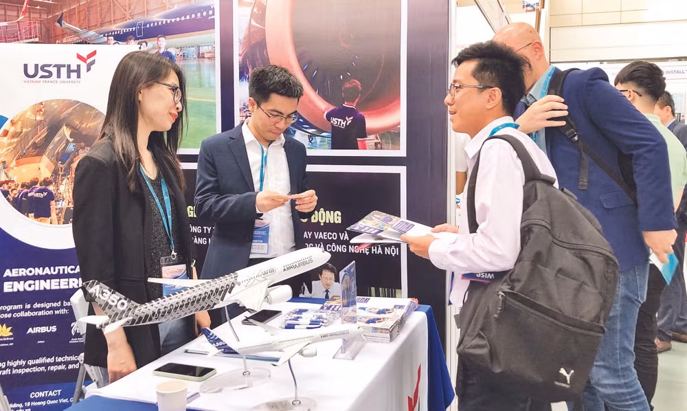 Các doanh nghiệp gặp gỡ, trao đổi cơ hội hợp tác tại Hội chợ triển lãm quốc tế Mạng lưới cao cấp sản xuất, cung ứng, tiêu dùng bền vững lĩnh vực công nghiệp hàng không.