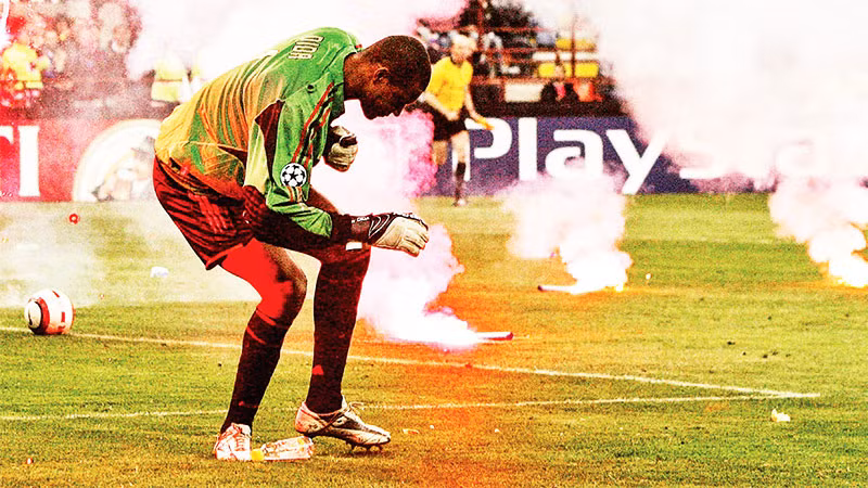 Thủ thành Dida bị bỏng độ 1 sau khi trúng pháo sáng vào người.