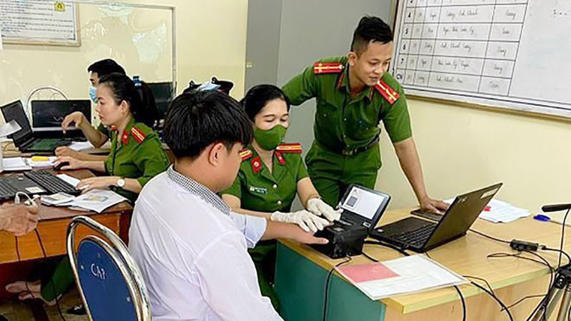 Cán bộ Công an thành phố Yên Bái, tỉnh Yên Bái hướng dẫn người dân đăng ký tài khoản định danh điện tử cấp độ 2 và phòng ngừa các thủ đoạn của tội phạm công nghệ cao. (Ảnh: THANH SƠN)