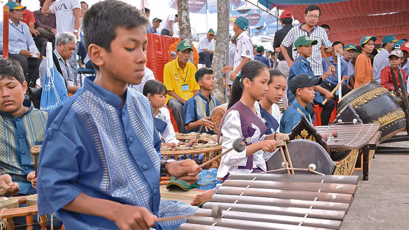 Đồng bào dân tộc Khmer sử dụng nhạc cụ truyền thống tại Ngày hội Văn hóa, Thể thao, Du lịch dân tộc Khmer của tỉnh Kiên Giang. 