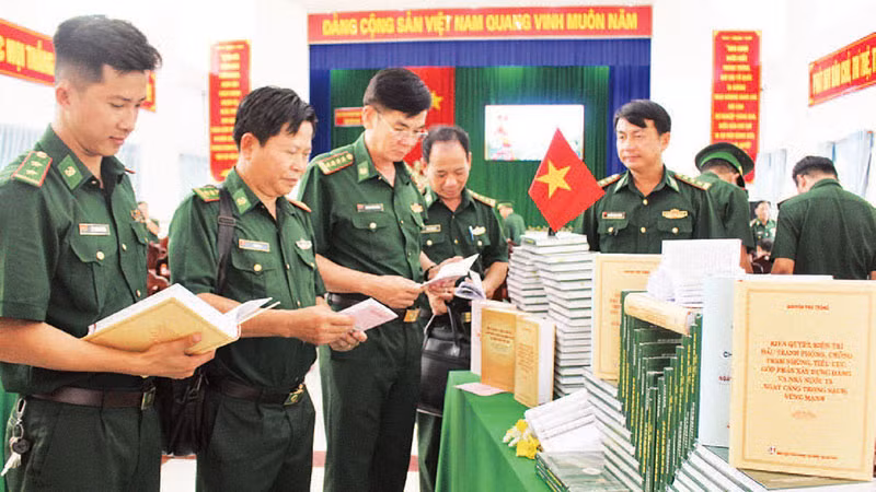 Cán bộ, chiến sĩ Bộ đội Biên phòng Kiên Giang tìm hiểu tác phẩm của Tổng Bí thư Nguyễn Phú Trọng.