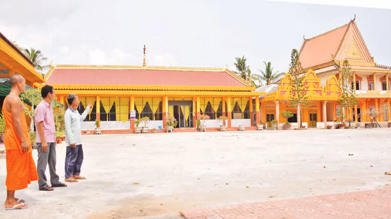 Một phần ngôi chùa Sóc Ven do ông Danh Hùng (người chỉ tay) thiết kế, xây dựng.