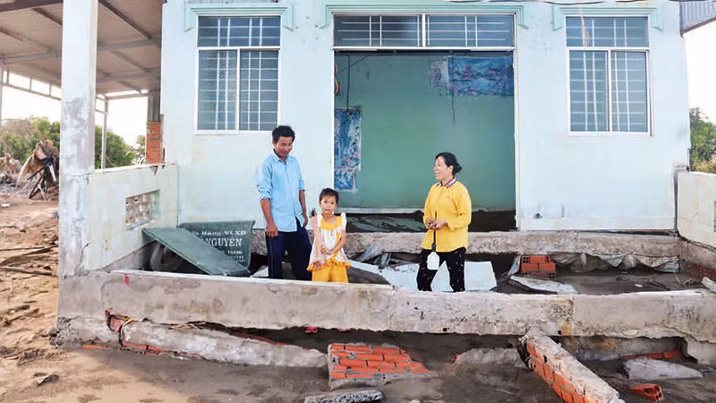 1. Nhà của gia đình ông Danh Văn Cành, ấp Hồ Thùng, xã Đông Hải bị thiệt hại hoàn toàn do gió to, sóng lớn, nước biển dâng.