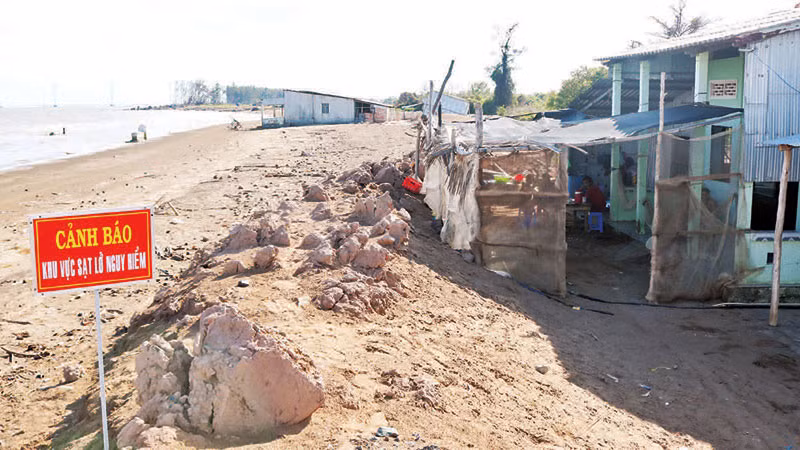 2. Chính quyền địa phương cắm biển cảnh báo khu vực sạt lở nguy hiểm tại ấp Hồ Thùng, xã Đông Hải.