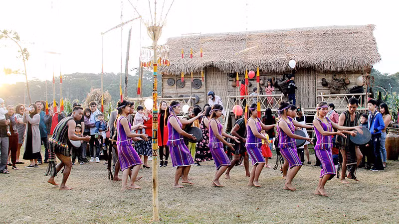 Đồng bào dân tộc Mạ và các dân tộc anh em trên vùng đất nam Tây Nguyên cùng vui ngày hội.